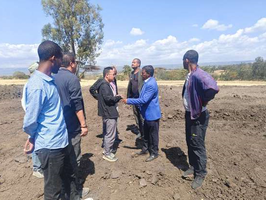埃塞灌溉项目+市长考察现场+冯德辉.jpg