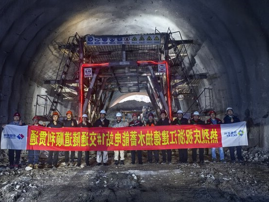 0129攻坚克难破险关 隧贯东西启新程——浙江建德抽水蓄能电站下库1#交通隧道顺利贯通.jpg