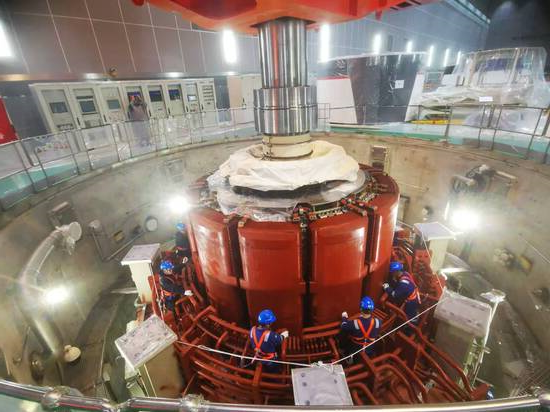 敦化电厂2号机组发电机转子顺利吊出 (3).jpg